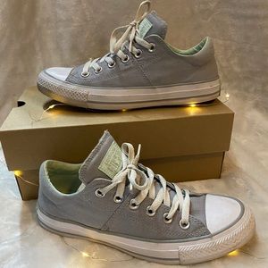 Women’s grey/mint green low converse